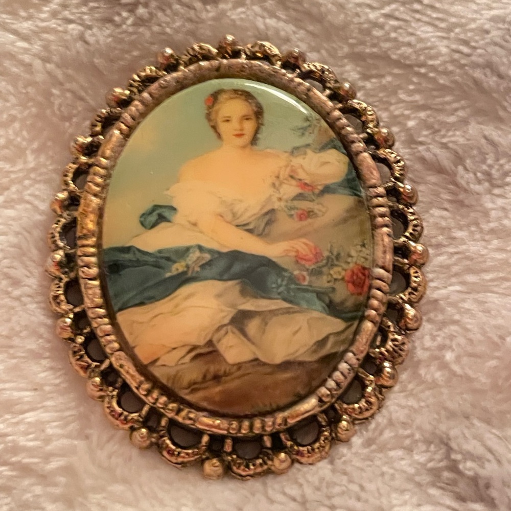 Yellow Gold Tone Victorian Lady Portrait Brooch Pin Vintage